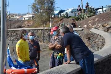 Izado de la bandera azul en Hoya del Pozo (foto TA/Francisco Javier Santana)